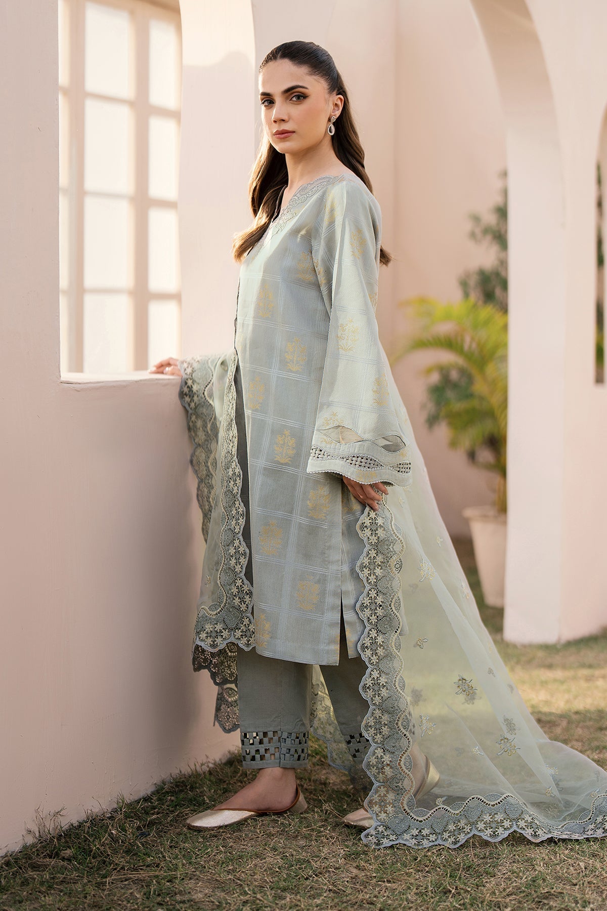 BAROQUE | EMBROIDERED JACQUARD LAWN UF-603