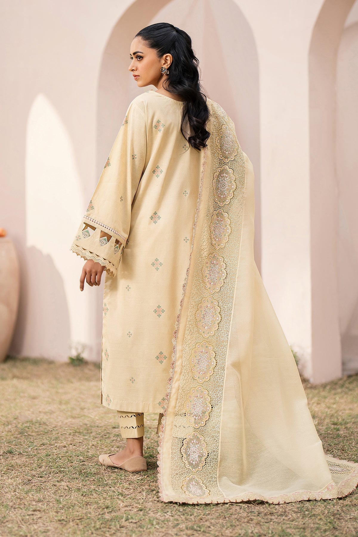 BAROQUE | EMBROIDERED JACQUARD LAWN UF-612